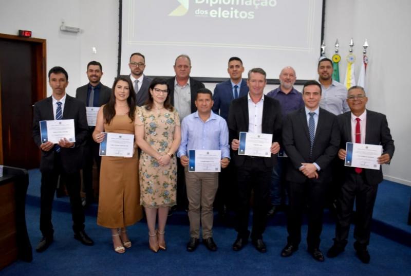 PREFEITO, VICE-PREFEITO E VEREADORES ELEITOS SÃO DIPLOMADOS EM SOLENIDADE OFICIAL REALIZADA PELA JUSTIÇA ELEITORAL